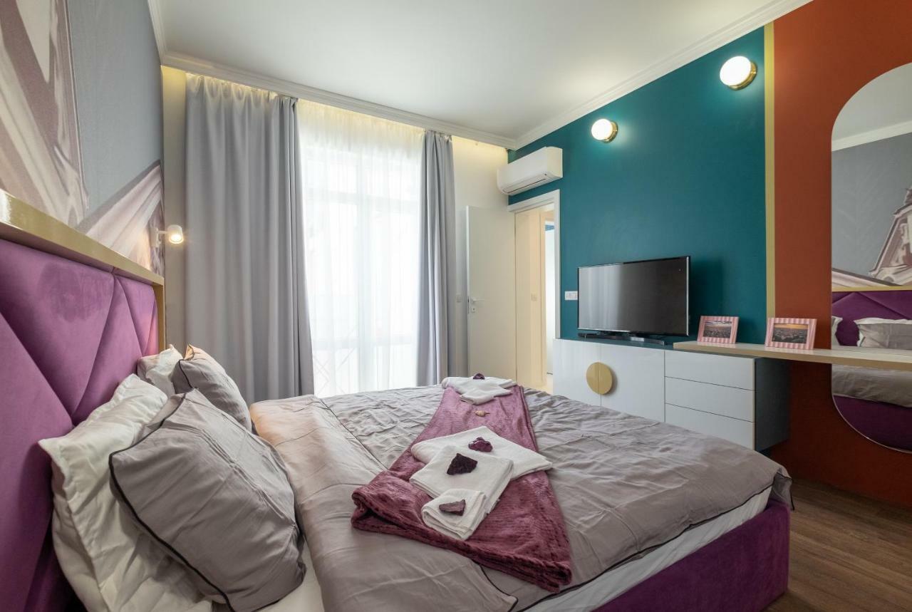 Vitosha Blvd 3-bedroom, 2-bathroom Lux Appartamento Sofia